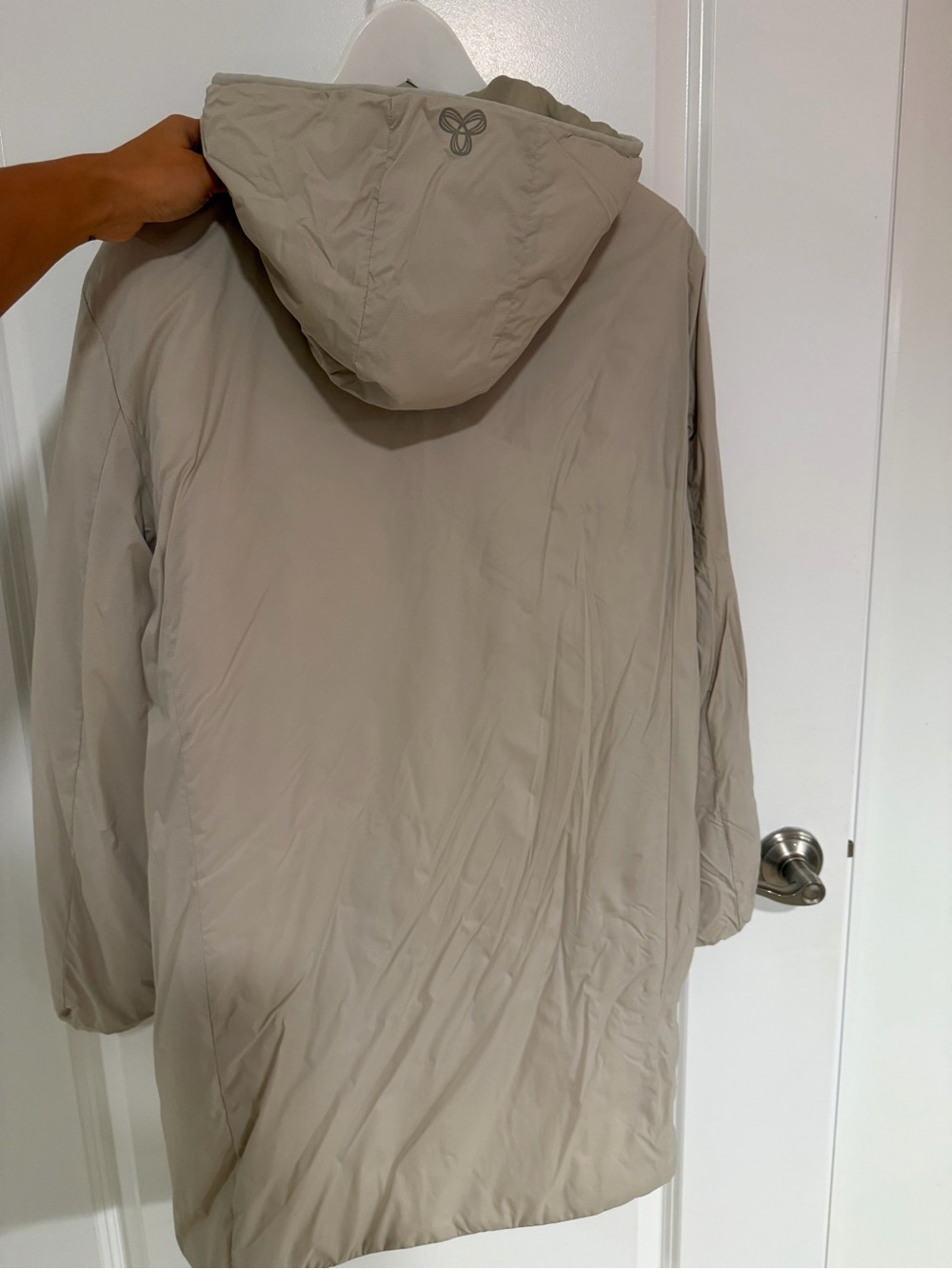 Aritzia Lightweight Waterproof Puffer - Picture 4 of 5